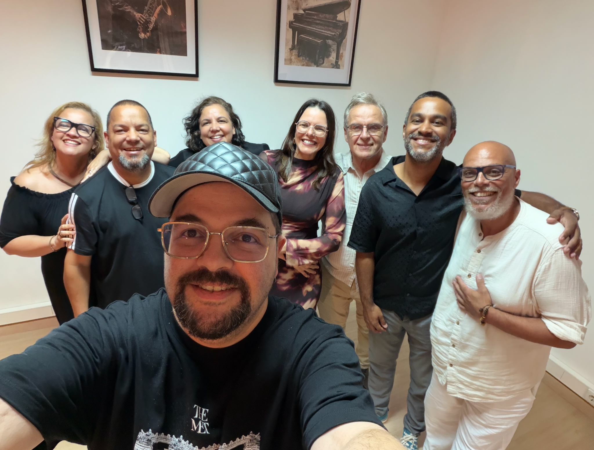 Público, músicos e equipa reunidos depois de uma sessão do Gafanhotos