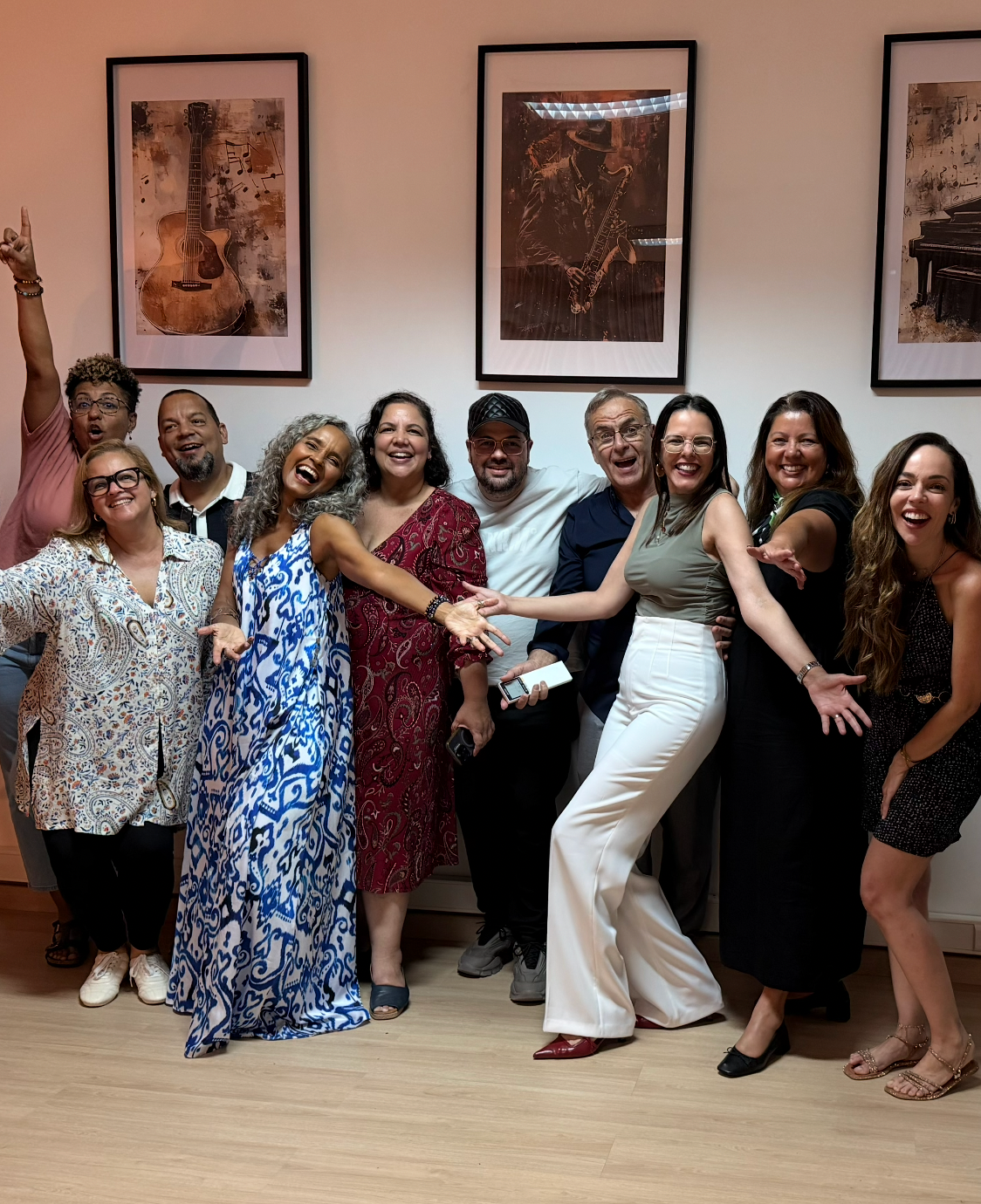 Público e equipa reunidos depois de uma sessão do Gafanhotos