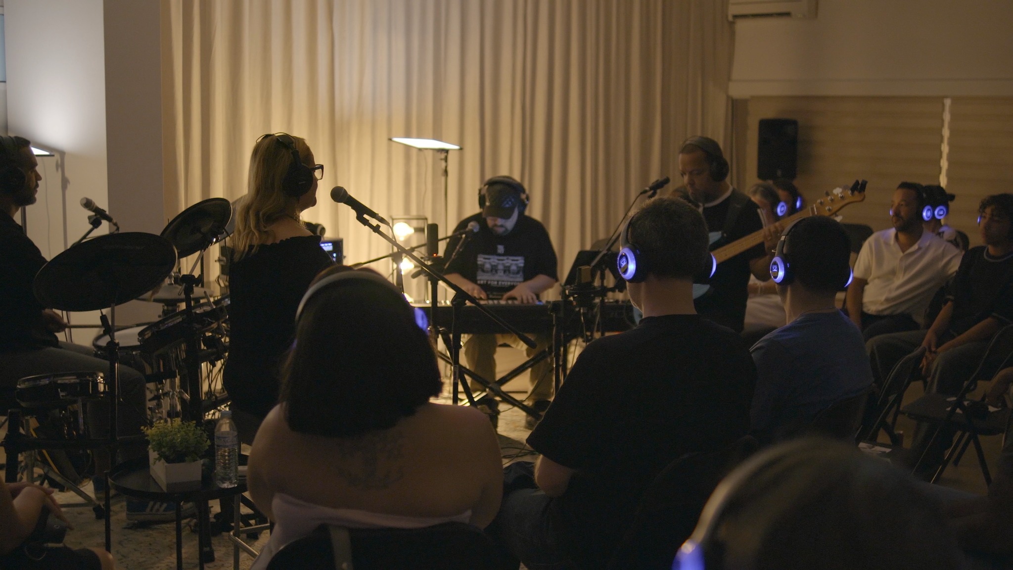 Banda e artista convidada improvisam ao vivo no centro da sala