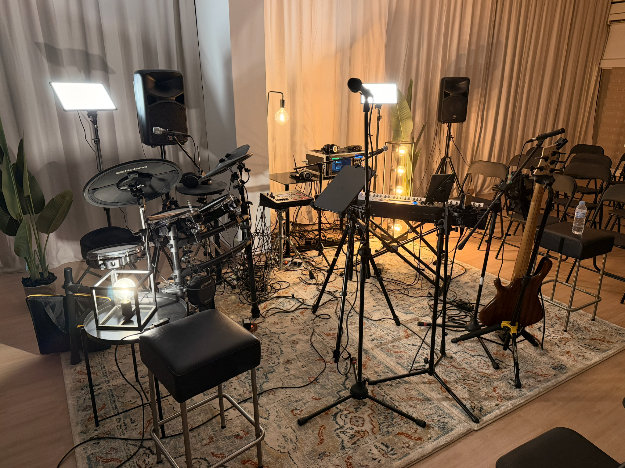 Bateria, piano, baixo, microfones e sistema de som no palco