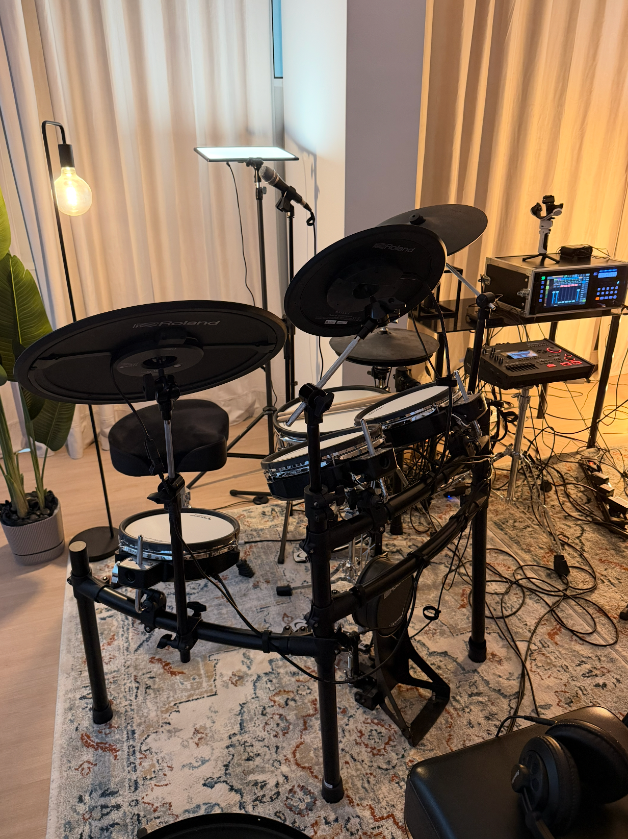 Bateria eletrónica e tecnologia de áudio no espaço do concerto