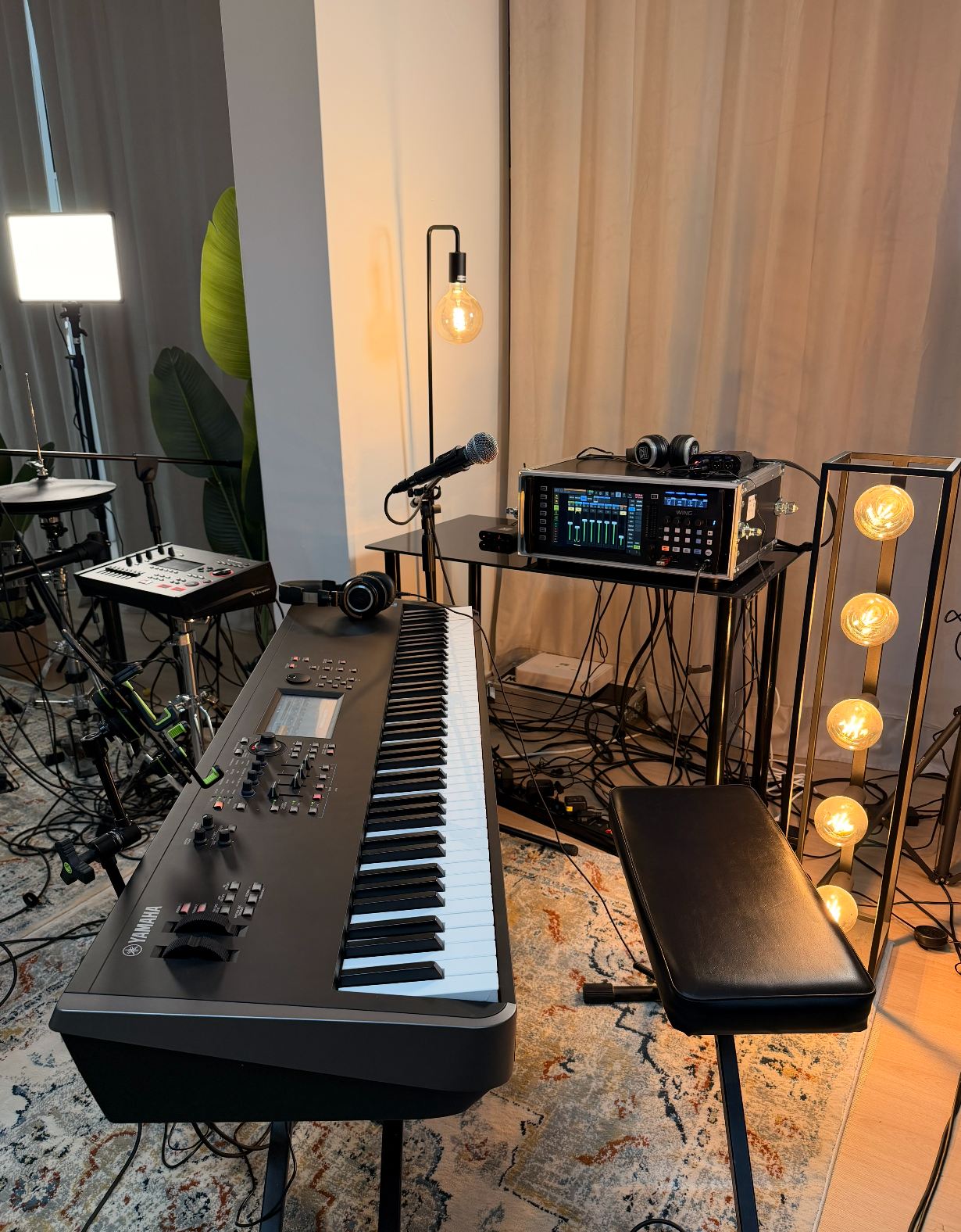 Piano, microfone, auscultadores e sistema digital preparados para a sessão